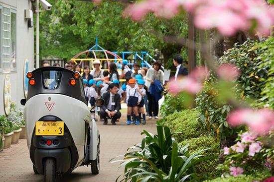 丰田那辆神奇的电动三轮车，最近上路测试了~